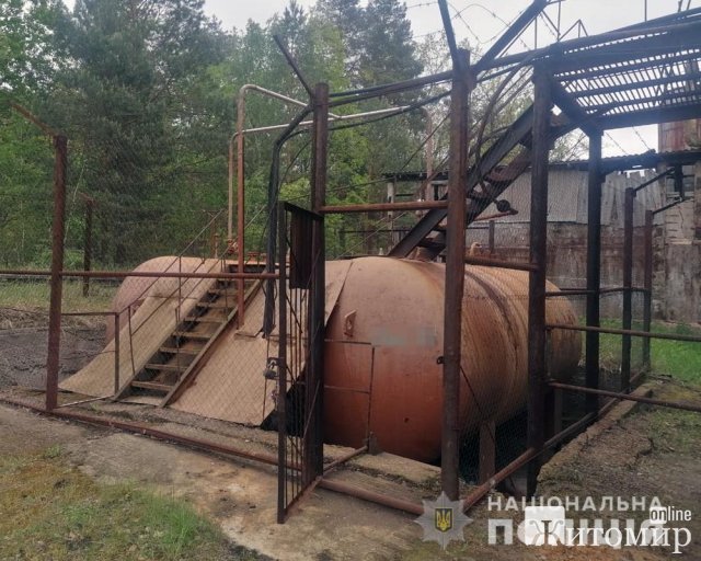 У Житомирській області на підприємстві поліцейські вилучили 21 тонну прекурсорів. ФОТО