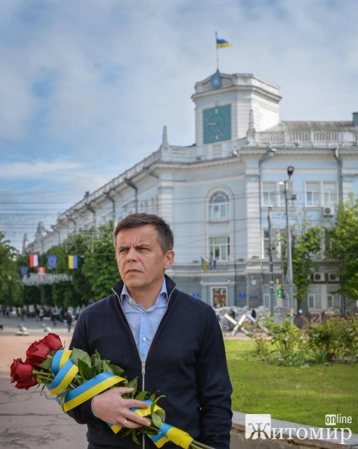 У Житомирі покладанням квітів відзначили День Героїв. ФОТО