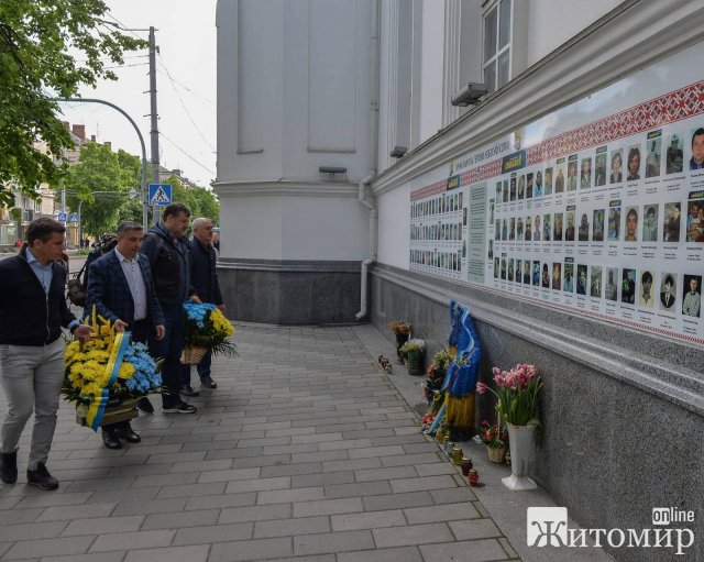 У Житомирі покладанням квітів відзначили День Героїв. ФОТО