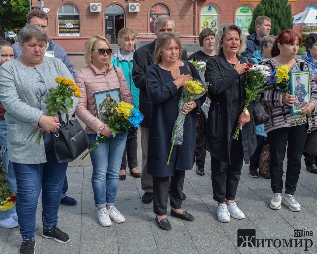 У Житомирі покладанням квітів відзначили День Героїв. ФОТО