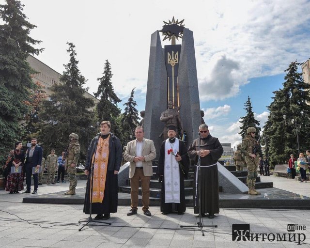 У Житомирі покладанням квітів відзначили День Героїв. ФОТО