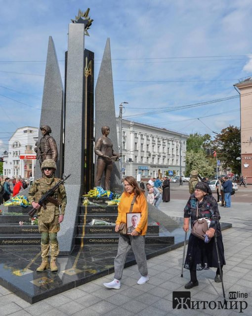 У Житомирі покладанням квітів відзначили День Героїв. ФОТО