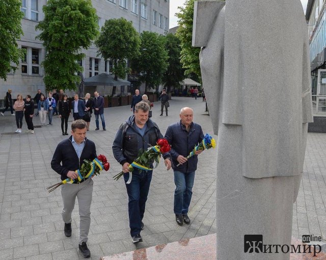 У Житомирі покладанням квітів відзначили День Героїв. ФОТО