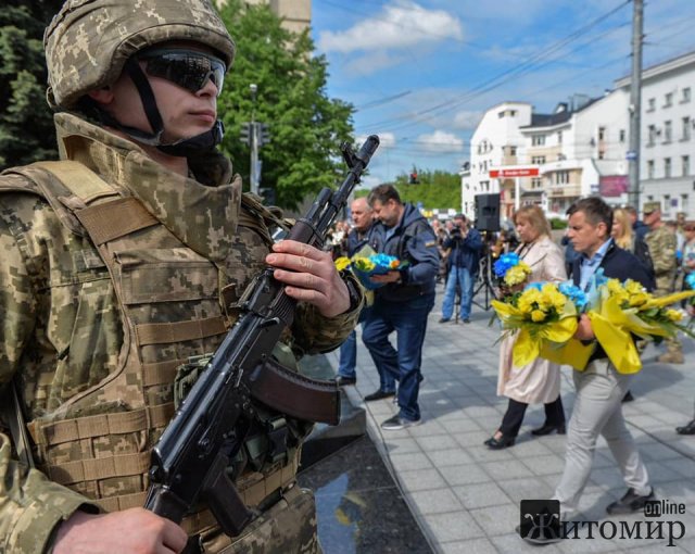 У Житомирі покладанням квітів відзначили День Героїв. ФОТО