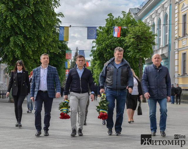 У Житомирі покладанням квітів відзначили День Героїв. ФОТО