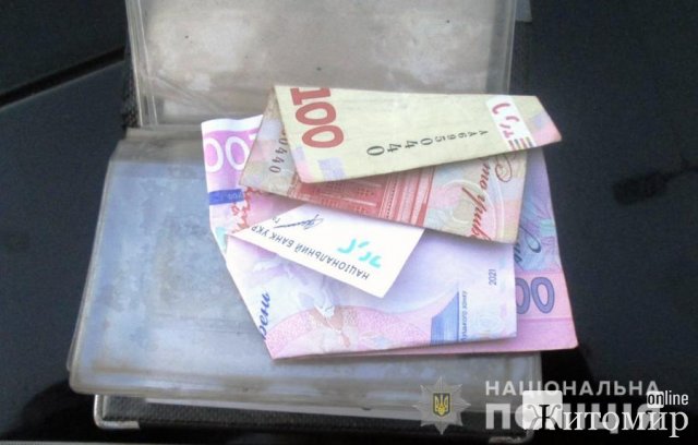 На Житомирщині четверо чоловіків намагалися відкупитись від поліції за правопорушення. ФОТО