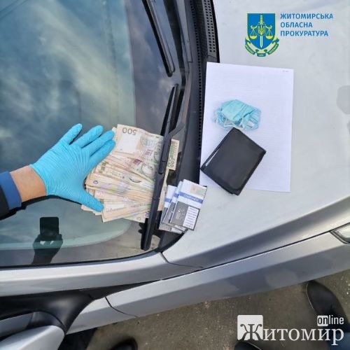 У Житомирі викрили валютників, які збували фальшиві долари за низьким курсом. ФОТО У Житомирі викрили валютників, які збували фальшиві долари за низьким курсом. ФОТО