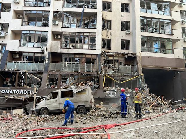 Ракетний удар по Києву: з'явилося фото з місця події Ракетний удар по Києву: з'явилося фото з місця події