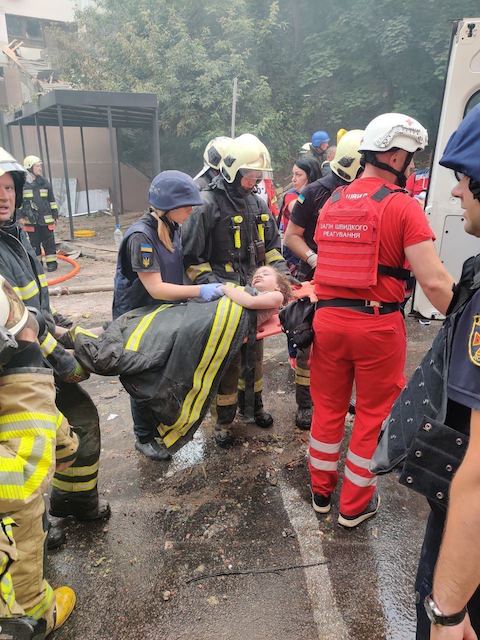Ракетний удар по Києву: з'явилося фото з місця події Ракетний удар по Києву: з'явилося фото з місця події