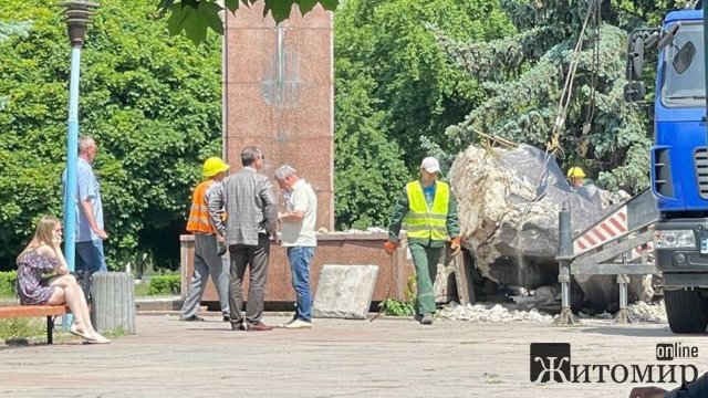 У місті на Житомирщині комунальники прибрали пам’ятник, знесений кілька тижнів тому. ФОТО