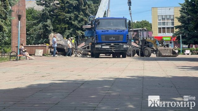 У місті на Житомирщині комунальники прибрали пам’ятник, знесений кілька тижнів тому. ФОТО
