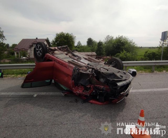 На трасі в Житомирській області Kia зіштовхнувся з Audi, який стояв у місці розвороту: травмовані п