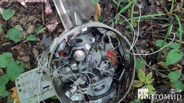 Уламки ракети виявили у лісовому масиві Романівської громади. ФОТО