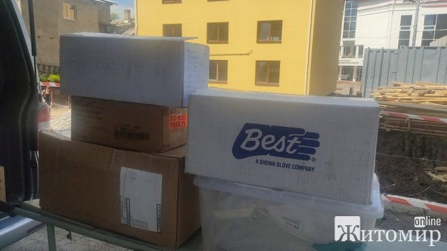 Волонтери з Канади передали в лікарні Житомирської області дефіцитні медзасоби. ФОТО