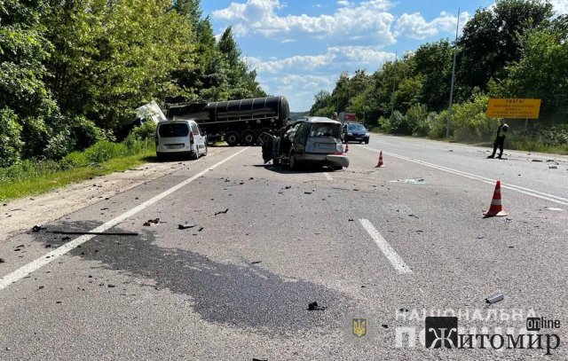 У ДТП під Житомиром, де зіткнулися легковик та автопоїзд, травмувався один з водіїв. ФОТО