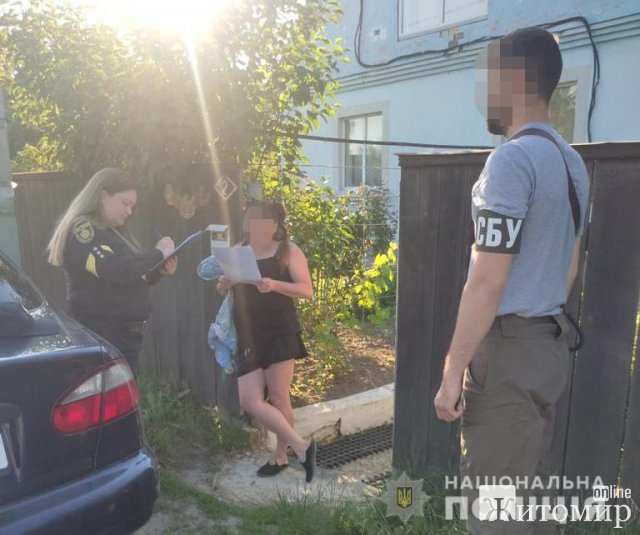На Житомирщині затримали жінку, яка робила «закладки» та поштою збувала наркотики. ФОТО
