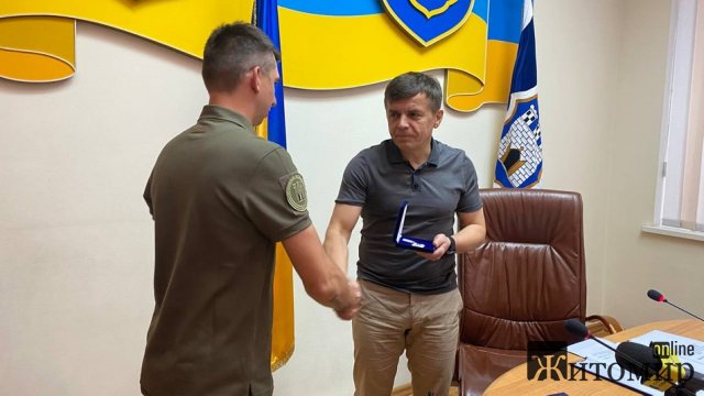 У Житомирі відзнакою нагородили нацгвардійця, який збив російський гвинтокрил. ФОТО