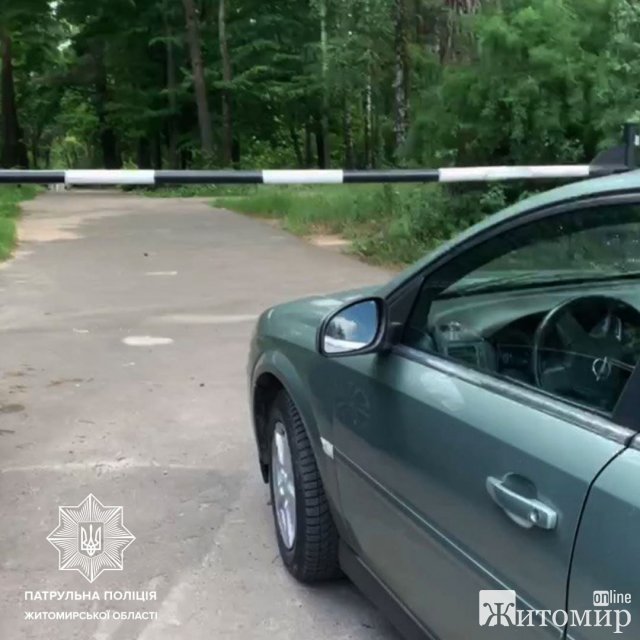 У Житомирі патрульні відреагували на фото у соцмережі та винесли постанову на водія, який припаркувався на в’їзді в гідропарк. ФОТО