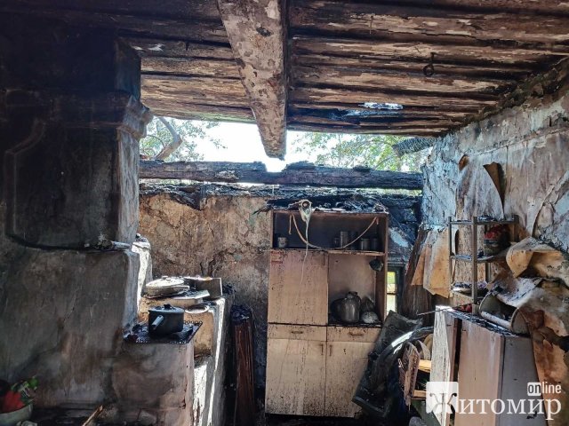 На хуторі Попільнянської територіальної громади чоловік палив сміття та влаштував пожежу в будинку. ФОТО