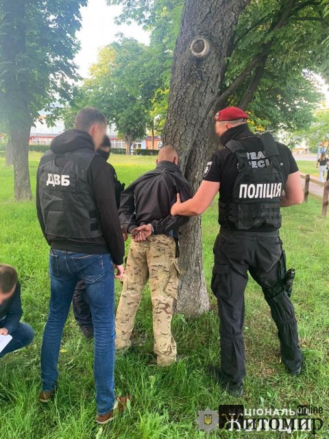Колишній житомирський поліцейський зайнявся наркобізнесом та безперешкодно возив через блокпости психотроп. ФОТО
