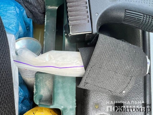 У Житомирі затримали 19-річну киянку з психотропними речовинами, прекурсорами та вибухівкою. ФОТО