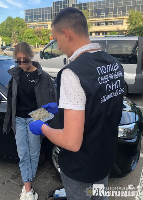 У Житомирі затримали 19-річну киянку з психотропними речовинами, прекурсорами та вибухівкою. ФОТО