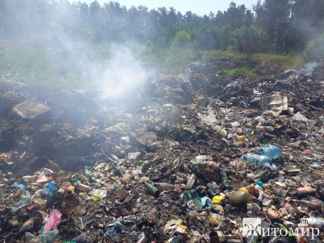 У селі Житомирського району рятувальники 8 годин ліквідовували пожежу на сміттєзвалищі. ФОТО