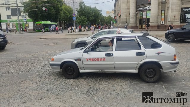 Вулиця Київська у Житомирі - розриті тротуари та смуга руху без асфальту. ФОТО