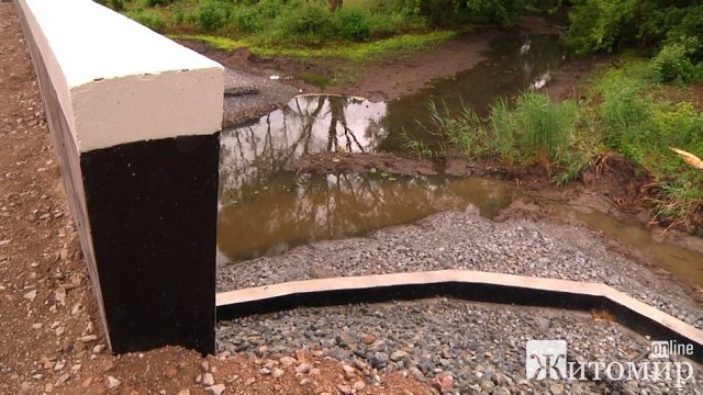 У селі Барашівка завершують будівництво мосту через річку. ФОТО