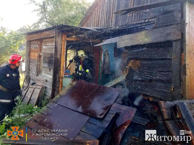У Коростені люди спалювали сміття і ледь не знищили будинок. ФОТО