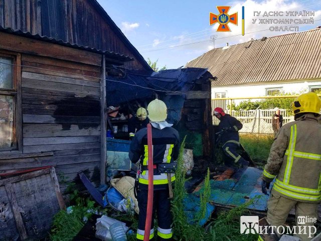 У Коростені люди спалювали сміття і ледь не знищили будинок. ФОТО