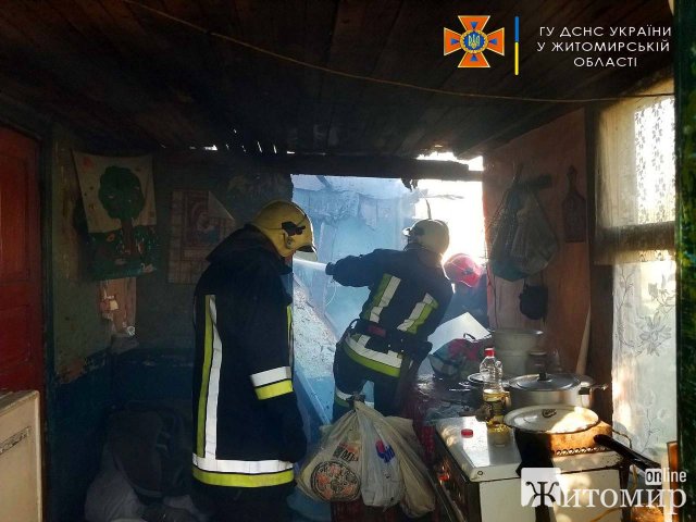 У Коростені люди спалювали сміття і ледь не знищили будинок. ФОТО