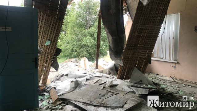 На Малинщині розбомблені приміщення школи знесуть і облаштують в іншому крилі. ФОТО