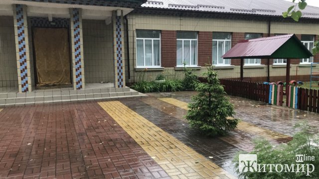 На Малинщині розбомблені приміщення школи знесуть і облаштують в іншому крилі. ФОТО
