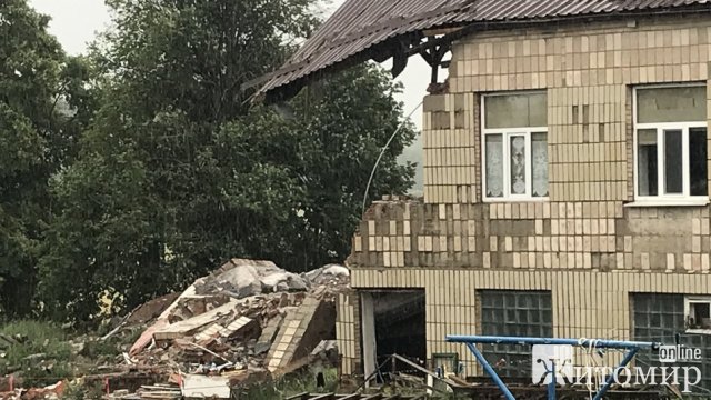 На Малинщині розбомблені приміщення школи знесуть і облаштують в іншому крилі. ФОТО