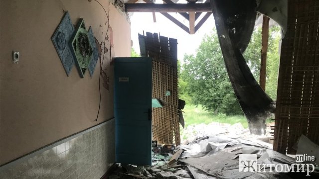 На Малинщині розбомблені приміщення школи знесуть і облаштують в іншому крилі. ФОТО