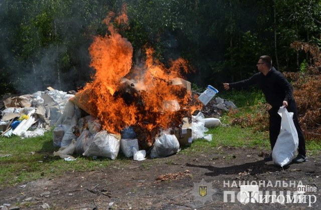 На Житомирщині у вогні згоріли наркотики на півтора мільйона гривень. ФОТО