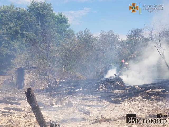 Минулої доби на Коростенщині вогонь знищив будинок та дві прибудови до нього. ФОТО