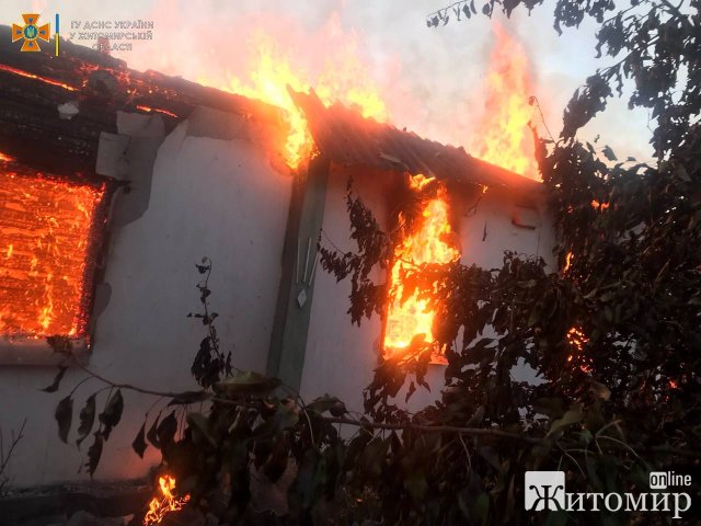 Минулої доби на Коростенщині вогонь знищив будинок та дві прибудови до нього. ФОТО