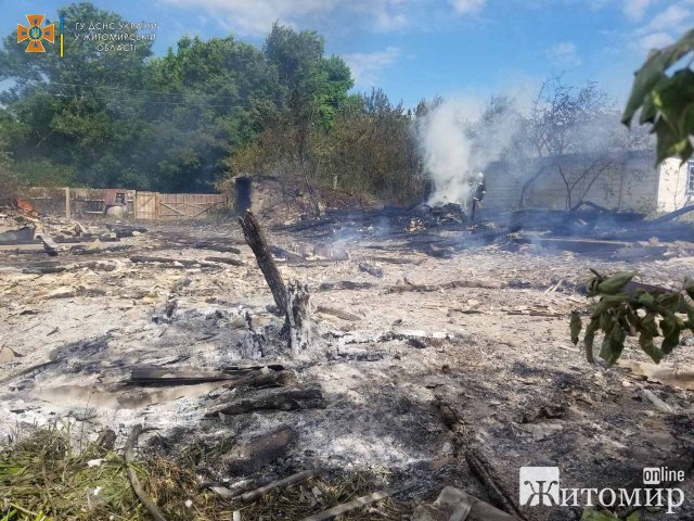 Минулої доби на Коростенщині вогонь знищив будинок та дві прибудови до нього. ФОТО