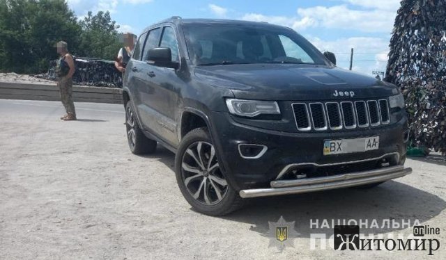 На блокпосту на Звягельщині правоохоронці зупинили джип мисливців-порушників: перевозили мішки з м’ясом та зброю. ФОТО