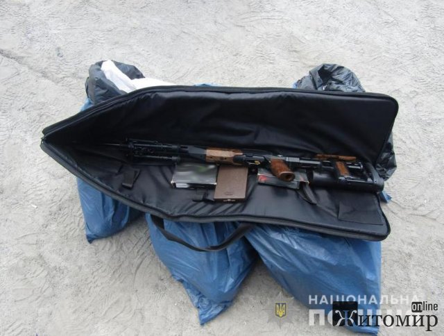 На блокпосту на Звягельщині правоохоронці зупинили джип мисливців-порушників: перевозили мішки з м’ясом та зброю. ФОТО