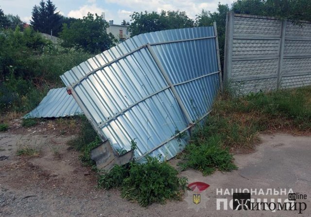 У Бердичеві п’яний водій на Audi в’їхав у Renault та КІА, врізався в паркан та спричинив травмування пішохода. ФОТО