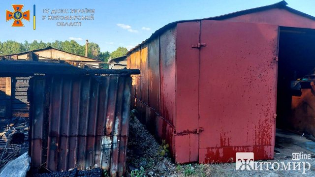 Через цигарку в смітнику на Індустріальній в Житомирі сталася пожежа в гаражному кооперативі. ФОТО