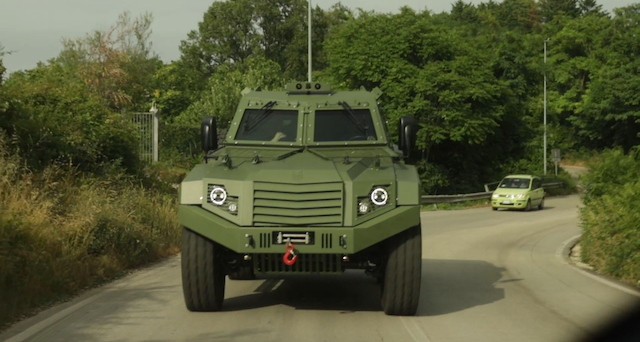 Вперше в Україні: Фонд Порошенка разом з волонтерами купують партію нових бронемашин італійського виробництва для десантників Вперше в Україні: Фонд Порошенка разом з волонтерами купують партію нових бронемашин італійського виробництва для десантників