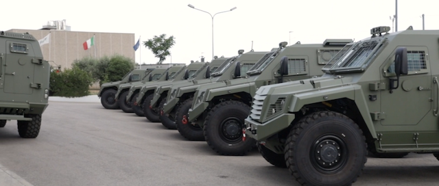 Вперше в Україні: Фонд Порошенка разом з волонтерами купують партію нових бронемашин італійського виробництва для десантників Вперше в Україні: Фонд Порошенка разом з волонтерами купують партію нових бронемашин італійського виробництва для десантників