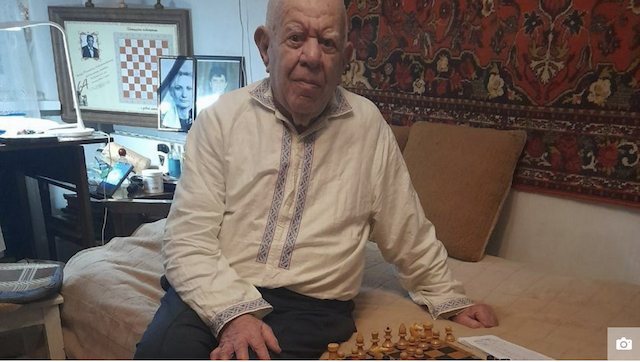 Відомий шаховий тренер з Житомира передав на потреби ЗСУ 28 тисяч гривень. ФОТО Відомий шаховий тренер з Житомира передав на потреби ЗСУ 28 тисяч гривень. ФОТО