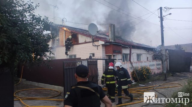У Житомирі на Богунії горів будинок: вогонь знищив гараж, авто, речі домашнього вжитку ФОТО