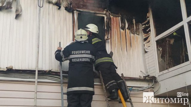 У Житомирі на Богунії горів будинок: вогонь знищив гараж, авто, речі домашнього вжитку ФОТО