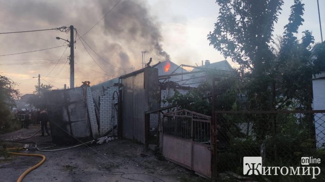 У Житомирі на Богунії горів будинок: вогонь знищив гараж, авто, речі домашнього вжитку ФОТО
